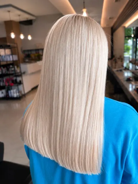 Perłowy blond na prostych włosach