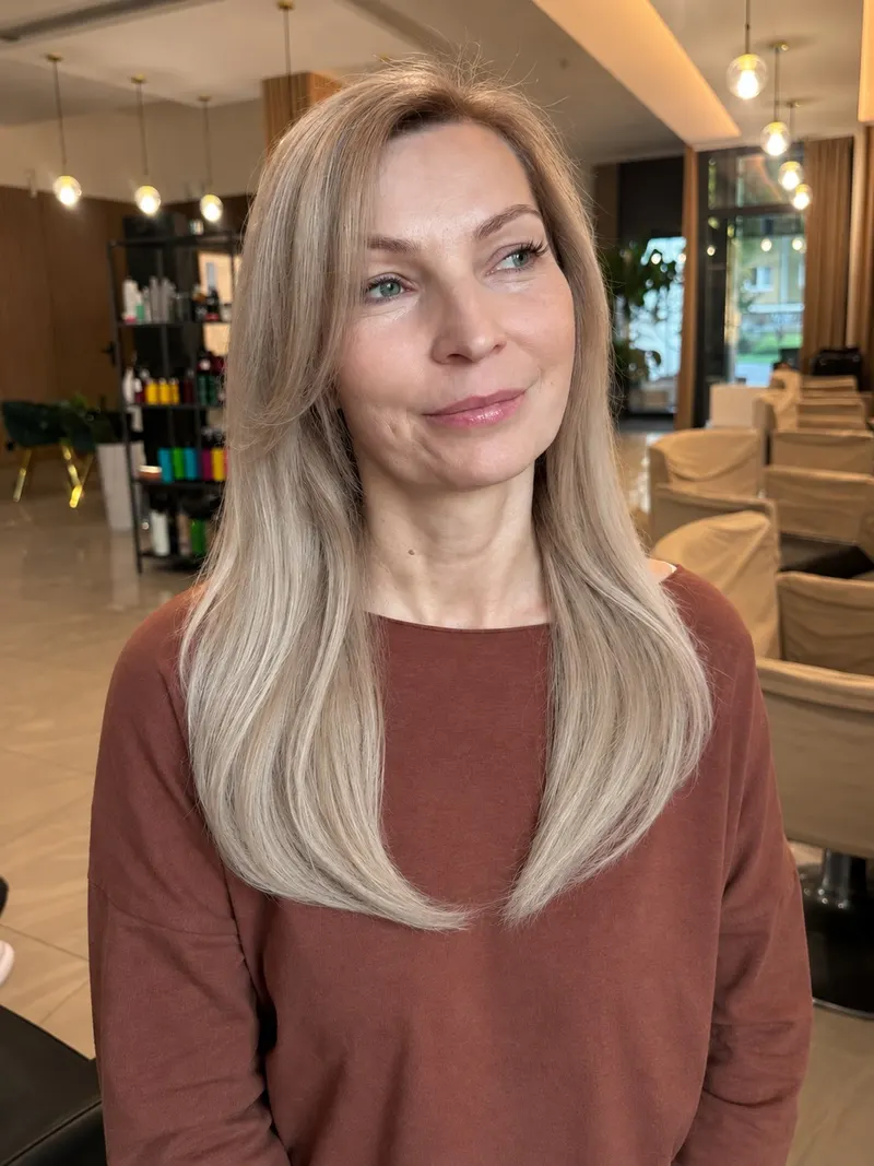Rozświetlony blond u klientki po pięćdziesiątce