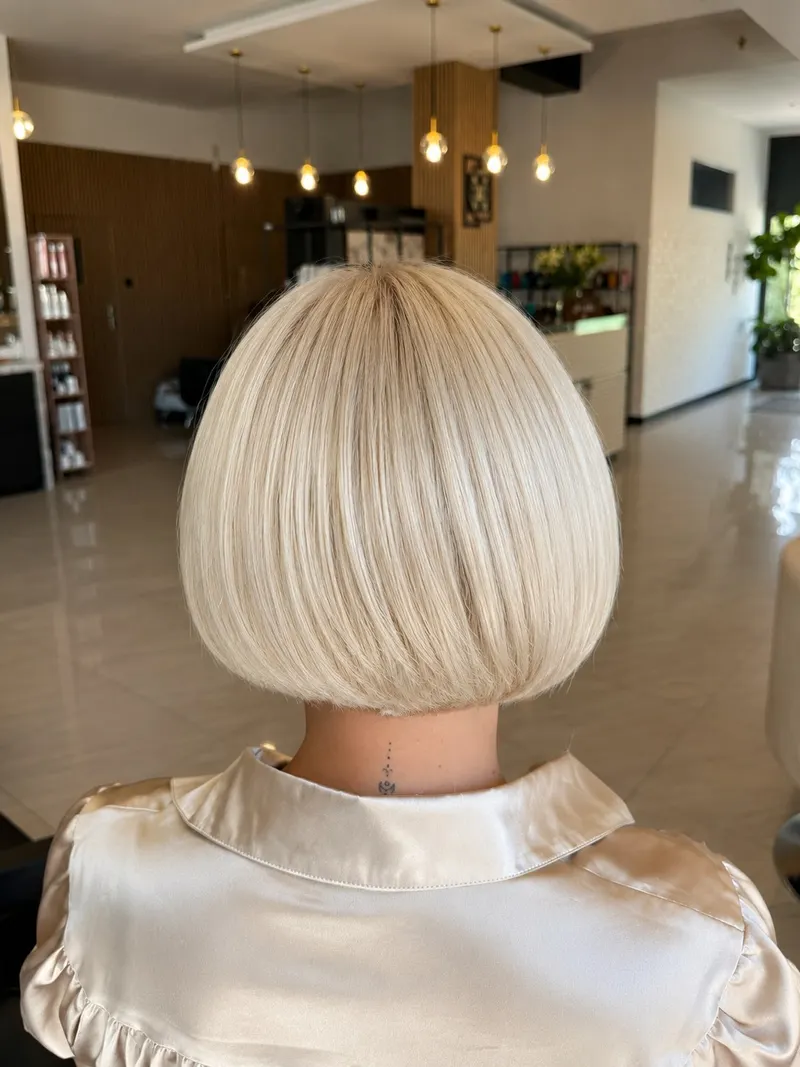 Platynowy blond w krótkim bobie