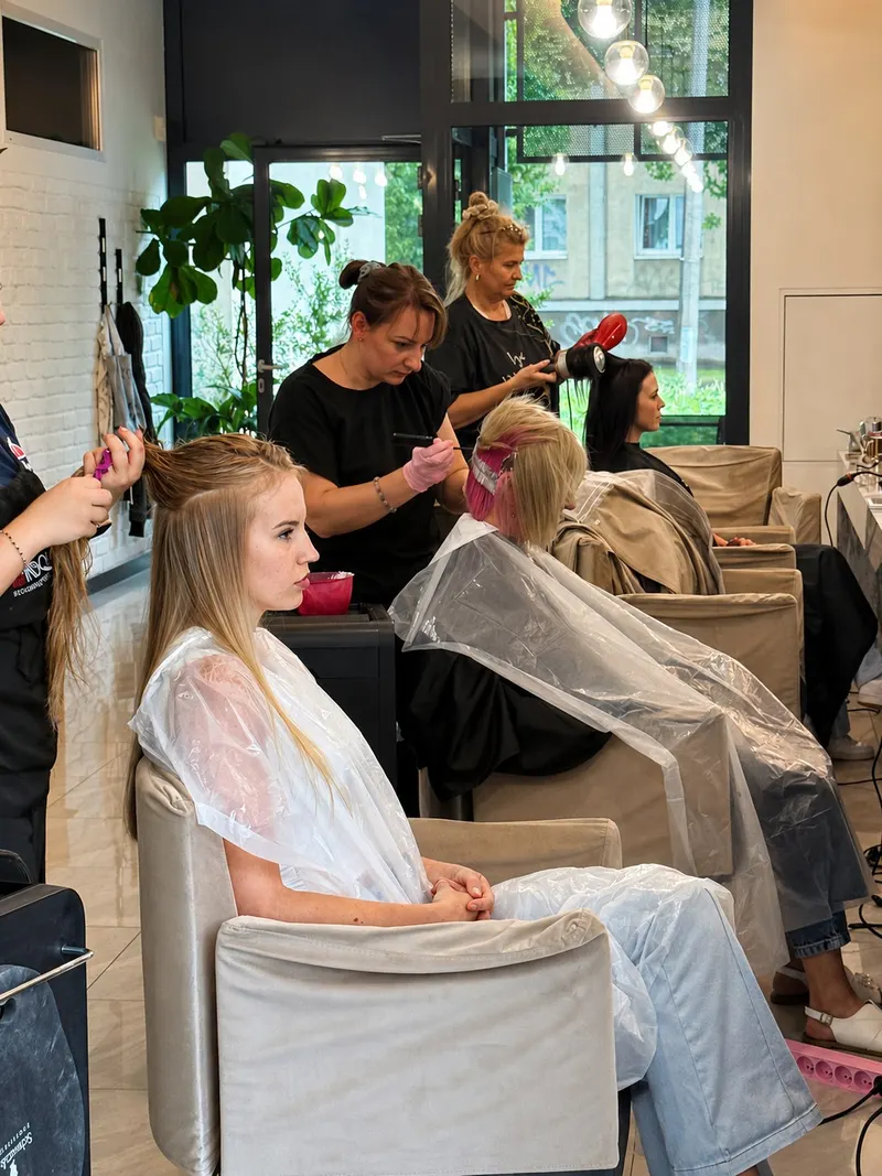 Wnętrze salonu Da Vinci w trakcie pracy, fryzjerki przy klientkach